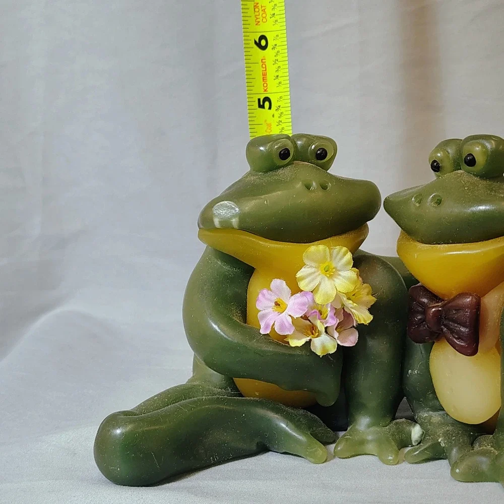Vintage Style Frog Couple Novelty Candle Green Wax Whimsical Toad Decor 8.5 Inch